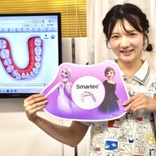 カリエールモーション治療中の食事や顎間ゴムの使い方、歯磨き、装置が外れた際の対応を歯科医師が解説。マウスピース矯正をスムーズに進めるためのポイントを吉祥寺壱番館歯科医院がわかりやすくご紹介します。