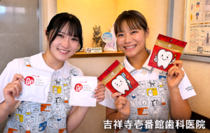 吉祥寺壱番館歯科医院のマウスピースを解説するスタッフ写真